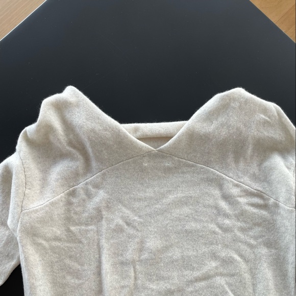 Club Monaco Cashmere Cowl sweater! Never Worn - Picture 7 of 11